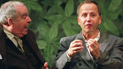 Le comédien Claude Evrard (G) avec Fabrice Luchini (D) dans "Knock"&nbsp;de Jules Romains, en 2002 à l'Athénée Théâtre Louis-Jouvet à Paris, mise en scène par Maurice Bénichou. (FREDERICK FLORIN / AFP)