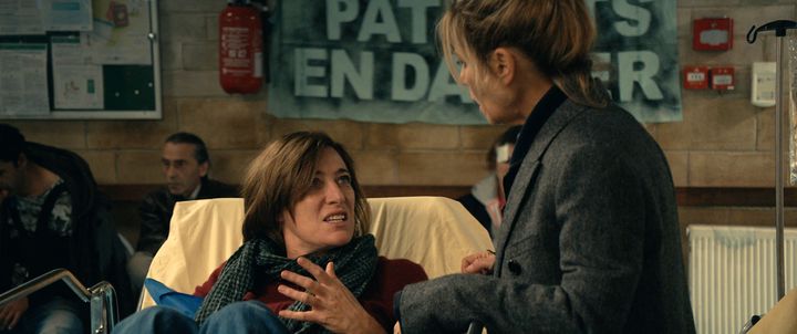 Valeria Bruni Tedeschi et Marina Foïs dans&nbsp;"La Fracture" de Catherine Corsini (2021). (CHAZ PRODUCTIIONS)