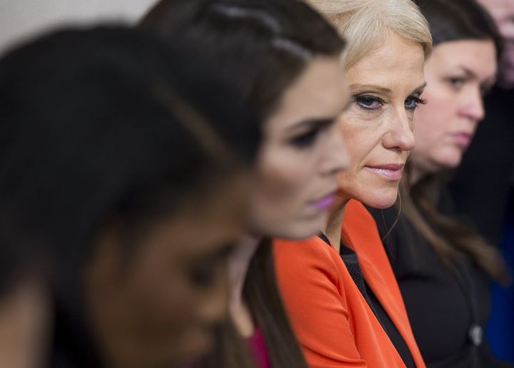 La conseillère de Donald Trump, Kellyanne Conway, dans la salle de presse de la Maison Blanche à l'occasion de la première conférence de presse du porte-parole de la présidence, Sean Spicer, lundi 23 janvier 2017.&nbsp; (SAUL LOEB / AFP)