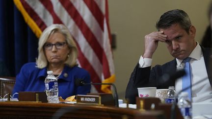 Les élus républicains Liz Cheney et Adam Kinzinger lors d'une audition, le 27 juillet 2021, dans le cadre de la commission parlementaire chargée de faire la lumière sur le rôle éventuel de Donald Trump dans l'assaut du Capitole. (ANDREW HARNIK / POOL VIA AFP)