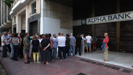 File d'attente devant une banque d'Ath&egrave;nes (Gr&egrave;ce), le 28 juin 2015.&nbsp; (AYHAN MEHMET / ANADOLU AGENCY / AFP)