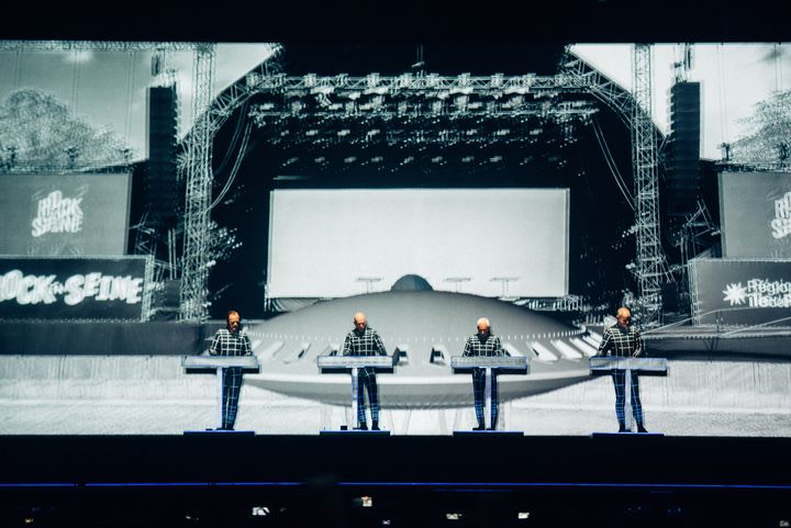 Le groupe de musique éléctronique allemand Kraftwerk pour leur morceau "Spacelab", le 26 août au festival Rock en Seine, à Saint-Cloud.&nbsp; (OLIVIER HOFFSCHIR)