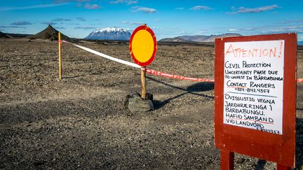 Un panneau interdit l'acc&egrave;s au glacier situ&eacute; au-dessus du volcan Bardarbunga (Islande), le 23 ao&ucirc;t 2014. (ARNI SAEBERG / AFP)