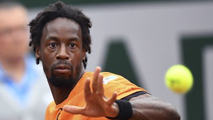 Gaël Monfils, le 4 juin 2017 à Roland-Garros à Paris, face à Richard Gasquet. (FRANCOIS XAVIER MARIT / AFP)