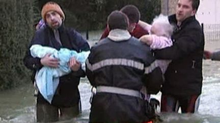 Sauvetage d'une personne âgée près de La Rochelle, fin février, après le passage de Xynthia. (F2)