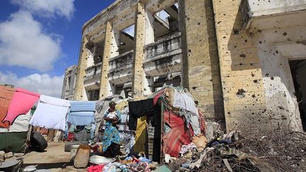 On estime à 369.000 le nombre de personnes déplacées vivant à Mogadiscio, à cause de la famine de 2011 ou des conflits. Le gouvernement, qui veut assainir la capitale, détruit ces logements de fortunes. (REUTERS/Omar Faruk )