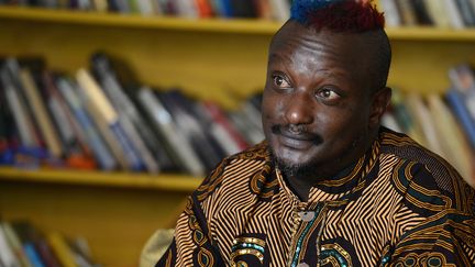 L'écrivain kenyan Binyavanga Wainaina en 2014 à Naïrobi (SIMON MAINA / AFP)