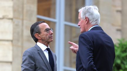 Le Premier ministre Michel Barnier s'entretient avec le ministre de l'Intérieur Bruno Retailleau lors d'un séminaire gouvernemental à Matignon, le 27 septembre 2024, à Paris. (THOMAS SAMSON / AFP)