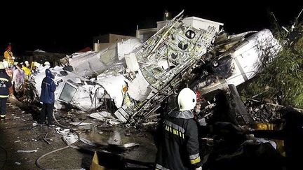 &nbsp; (Les secours autour des débris de l'avion accidenté © REUTERS / Wong Yao-Wen)