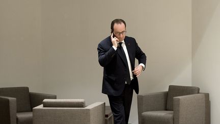 Fran&ccedil;ois Hollande au t&eacute;l&eacute;phone, le 20 mars 2015, &agrave; Bruxelles (Belgique). (ALAIN JOCARD / AFP)