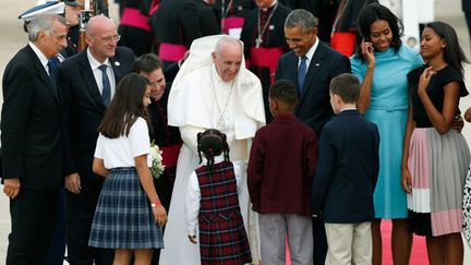 &nbsp; (Le pape a été présenté à toute la famille Obama à son arrivée à Washington. © REUTERS/ Kevin Lamarque)