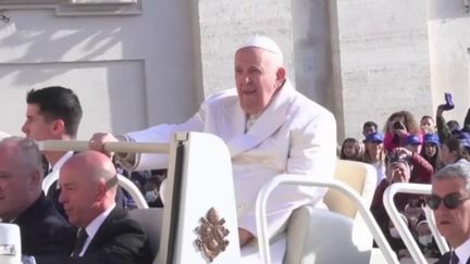 Le pape François a été hospitalisé à Rome, en Italie, mercredi 29 mars, officiellement pour une infection respiratoire. La journaliste Raphaële Schapira, en direct de Rome, jeudi, fait le point sur l'état de santé du souverain pontife. (FRANCE 2)