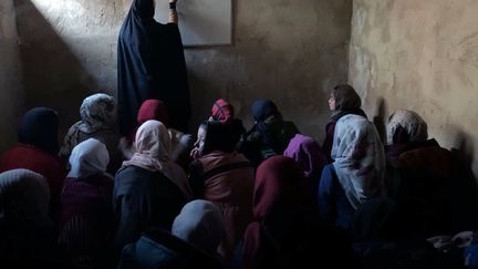 Les filles, à l'inverse des garçons, n'ont pas pu reprendre le chemin des écoles secondaires en septembre. (EMMANUELLE THEIS / RADIO FRANCE)