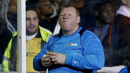 Le gardien remplaçant du club anglais de Sutton United, Wayne Shaw, mange une tourte lors d'un match de coupe d'Angleterre contre Arsenal, le 20 février 2017 à Sutton (Grande-Bretagne). (REUTERS)