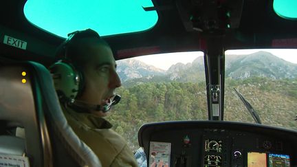 Un hélicoptère livre du fourrage aux éleveurs dans la vallée de la Roya dans les Alpes-Maritimes. (France Télévisions)