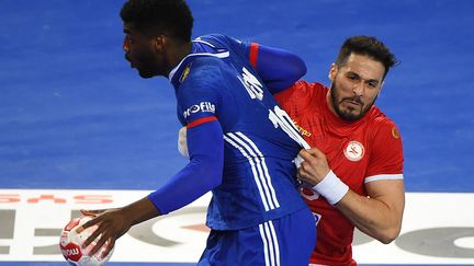 Dika Mem à la lutte avec le Tunisien Ryadh Souid lors du TQO à Montpellier le 13 mars 2021 (SYLVAIN THOMAS / AFP)