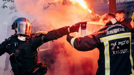 Un pompier aspergé de gaz lacrymogène par un policier, lors de la manifestation des pompiers, le 15 octobre 2019. (YANN LEVY / HANS LUCAS)