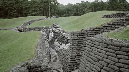 Des poilus, infirmiers et soldats en attente, Douaumont (Meuse), 1916. Montage image couleur Arras (Pas-de-Calais), 2013. (GUILLAUME AMAT / SIGNATURES)