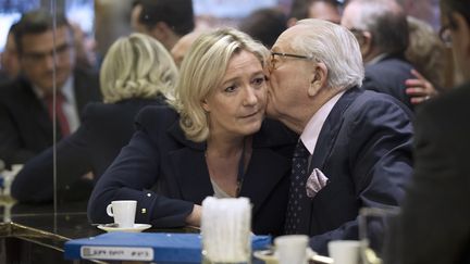 La pr&eacute;sidente du Front national, Marine Le Pen, et son p&egrave;re, le fondateur et pr&eacute;sident d'honneur du parti, Jean-Marie Le Pen, le 25 avril 2014 &agrave; Paris. (JOEL SAGET / AFP)