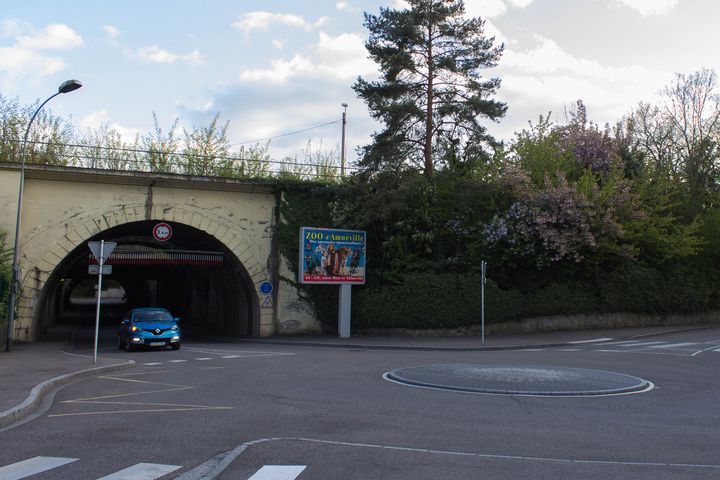 Le pont ferroviaire de la rue Venizélos à Montigny-lès-Metz (Moselle), le 19 avril 2017. (VIOLAINE JAUSSENT / FRANCEINFO)