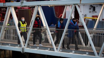 Des migrants recueillis en mer à leur arrivée à la marina de Douvres (Angleterre), le 16 décembre 2021. (BEN STANSALL / AFP)