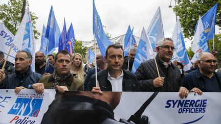 Le secretaire général d'Alliance Police nationale, Fabien Vanhemelryck (au centre), lors de la manifestation des forces de l'ordre entre l'Arc de Triomphe et la place Beauveau, à Paris, le 12 juin 2020. (SEBASTIEN MUYLAERT / MAXPPP)