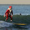 Le père Noël prend la vague, à Seal Beach en Californie. (ROBYN BECK / AFP)