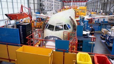 Un hangar de production de l'entreprise Airbus, le 18 janvier 2022 à Hambourg (Allemagne). (DANIEL REINHARDT / AFP)