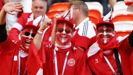 Ces supporters danois ont joué la carte du drapeau à fond.&nbsp;Les joues rouges mais pas timides. (JACK GUEZ / AFP)