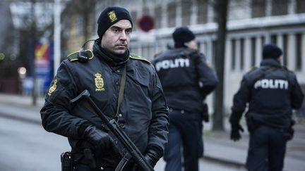 Un officier de police est positionn&eacute; dans une rue de Copenhague (Danemark), dimanche 15 f&eacute;vrier 2015. (CLAUS BJORN LARSEN / AFP)