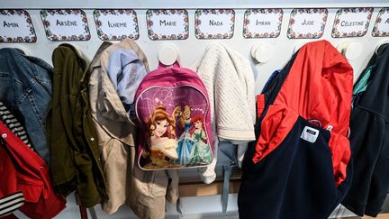 Le vestiaire d'une classe d'école, à Lille, le 2 septembre 2021. (DENIS CHARLET / AFP)