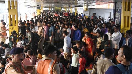 Des habitants de New Delhi, en Inde, dans une gare, le 28 octobre 2022.&nbsp; (IMTIYAZ KHAN / ANADOLU AGENCY / AFP)