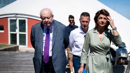 Le maire sortant (LR) de Marseille, Jean-Claude Gaudin, et Martine Vassal, la candidate (LR) dans les 6e et 8e arrondissements à la base nautique de la ville, le 24 juin 2020. (CLEMENT MAHOUDEAU / AFP)