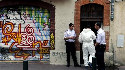 Des policiers p&eacute;n&egrave;trent dans l'immeuble o&ugrave; le corps d'une jeune femme a &eacute;t&eacute; retrouv&eacute;, dans une malle, mardi 4 ao&ucirc;t 2015, &agrave; Toulouse (Haute-Garonne). ( AFP )