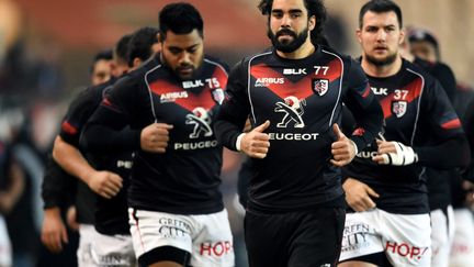 L'ailier international de Toulouse, Yoann Huget mène les troupes à l'échauffement (JEAN-PIERRE CLATOT / AFP)