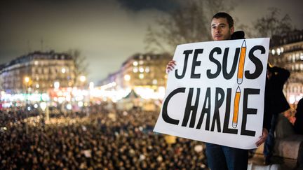 Une veill&eacute;e place de la R&eacute;publique, &agrave; Paris, le 7 janvier 2015, apr&egrave;s l'attentat &agrave; la r&eacute;daction de "Charlie Hebdo". (VOISIN / PHANIE / AFP)