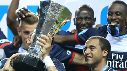 Le Trophée des champions soulevé par Thiago Silva.  (FRANCK FIFE / AFP)