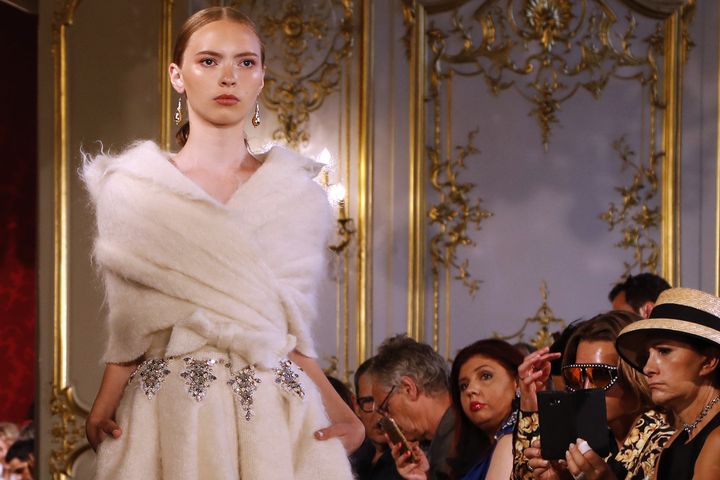 "Avec la couture, tu écris ton histoire" : rencontre avec Christophe Josse et explications de son défilé couture hiver 2019 (FRANCOIS GUILLOT / AFP)