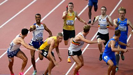 Les Français David Sombe et Téo Andant lors de la finale du relais 4x400m aux mondiaux d'athlétisme de Budapest (Hongrie), le 26 août 2023. (HERVIO JEAN-MARIE / KMSP)