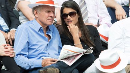 Chaque ann&eacute;e, Patrick Poivre d'Arvor am&egrave;ne une amie &agrave; Roland-Garros. Et il a beaucoup d'amies. (NIVIERE / SIPA)