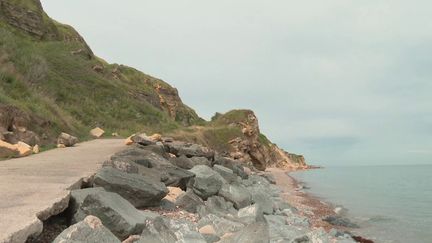 Cette année encore, l’érosion a tendance à s’accélérer sur les côtes françaises. C’est le cas notamment dans le Calvados. À Longues-sur-mer, le conseil municipal a été contraint de fermer la principale plage en pleine saison touristique. (France 3)