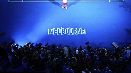 Le Suisse&nbsp;Stanislas Wawrinka pose avec son troph&eacute;e apr&egrave;s avoir remport&eacute; l'open de tennis de Melbourne (Australie) face &agrave; l'Espagnol Rafael Nadal, le 26 janvier 2014. (DAVID GRAY / REUTERS)