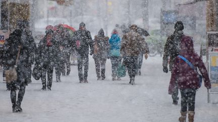 Des habitants de la ville de Weimar (Allemagne) affrontent la neige, le 26 février 2018.&nbsp; (CANDY WELZ / DPA-ZENTRALBILD / AFP)