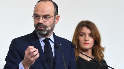 Le Premier ministre Edouard Philippe et la secrétaire d'Etat à l'Egalité entre les femmes et les hommes à l'hôtel Matignon, à Paris, le 25 novembre 2019. (STEPHANE DE SAKUTIN / AFP)