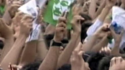 Manifestants iraniens brandissant un portrait de l'opposant Mir Hossein Moussavi (week-end du 20-21 juin 2009) (France 2)