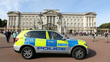 Un véhicule de police stationné devant Buckingham Palace, à Londres, samedi 26 août 2017.&nbsp; (PAUL HACKETT / REUTERS)