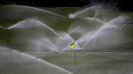 Arrosage du terrain de golf de Gleeneagles en Californie, le 2 avril 2015. (Justin Sullivan/Getty Image/AFP)