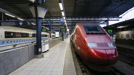 Un train Thalys a l'arr&ecirc;t dans la gare de Bruxelles-Midi (Belgique), le 15 d&eacute;cembre 2014. (THIERRY ROGE / BELGA MAG / AFP)