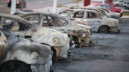 De nombreuses voitures ont &eacute;galement &eacute;t&eacute; incendi&eacute;es en marge de la manifestation. (SCOTT OLSON / GETTY IMAGES NORTH AMERICA)