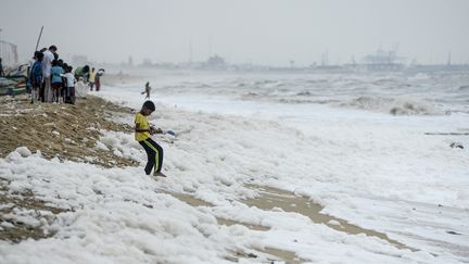 Des monceaux de mousse blanche polluent une plage de Chennai (Inde), le 2 décembre 2019. (ARUN SANKAR / AFP)